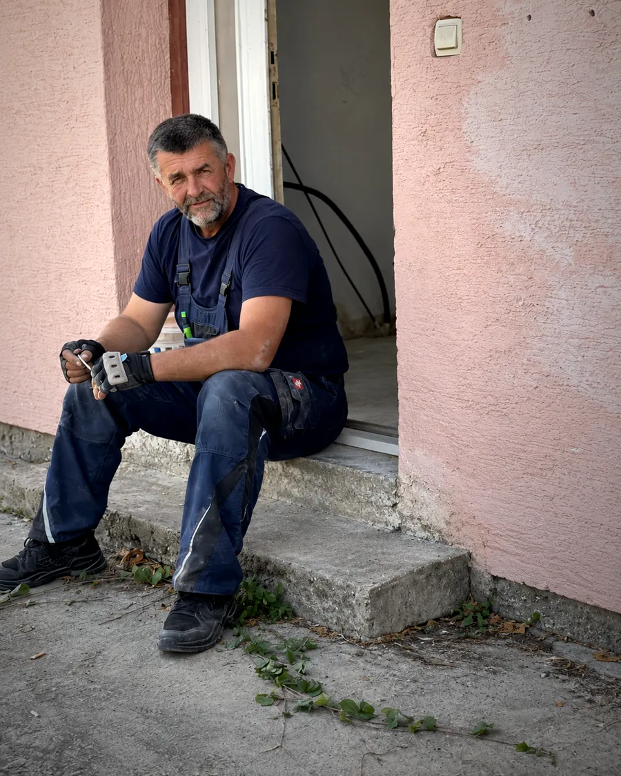 Slađan Vračević, osnivač firme Elektro Vračke, Derventa, u radnoj odjeći na pragu objekta