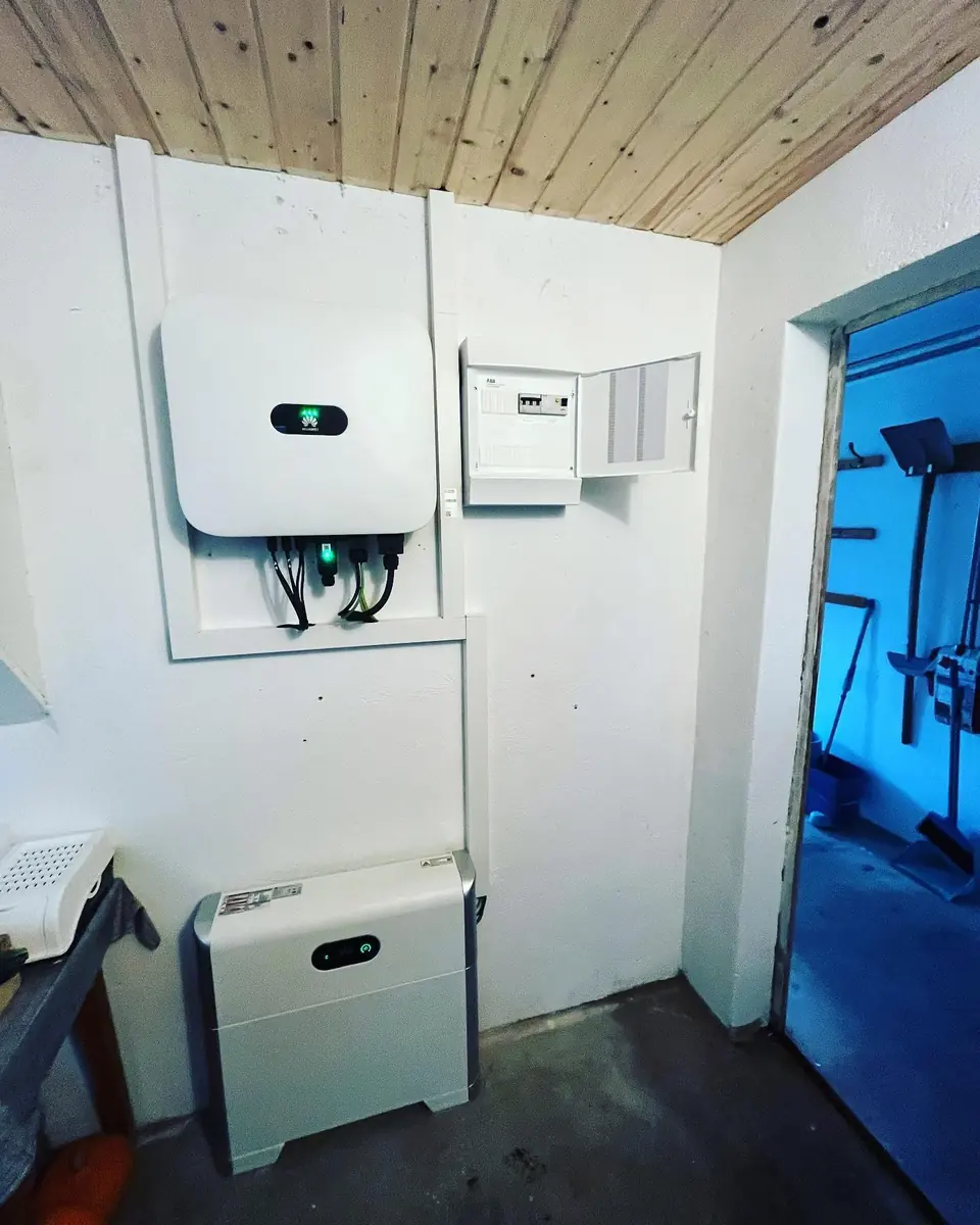 Zidni solarni invertor sa baterijskim spremnikom i razdjelnom tablom u podrumskoj prostoriji